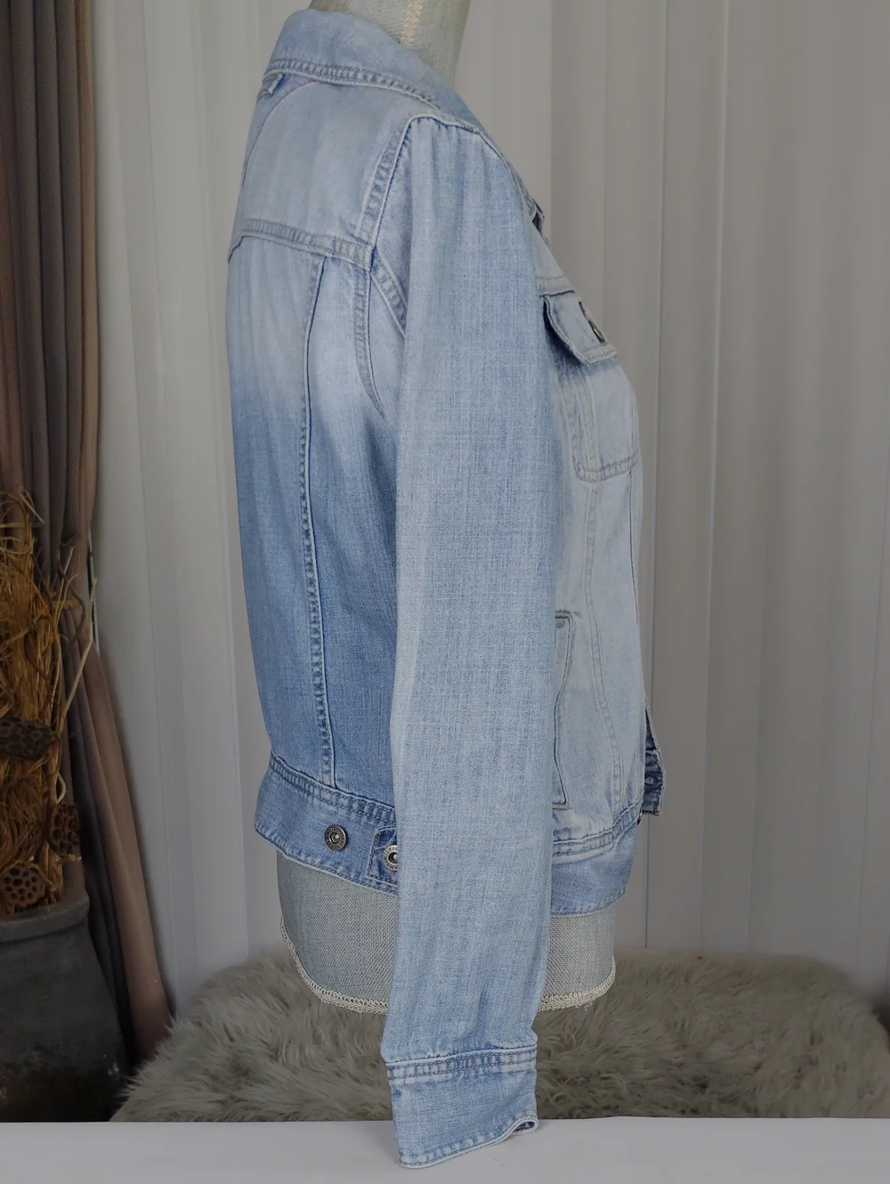 Tommy Hilfiger Women's Vintage Light Wash Denim Jacket.